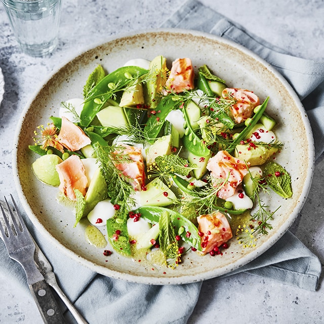 Ensalada de salmón asado con salsa de yogur